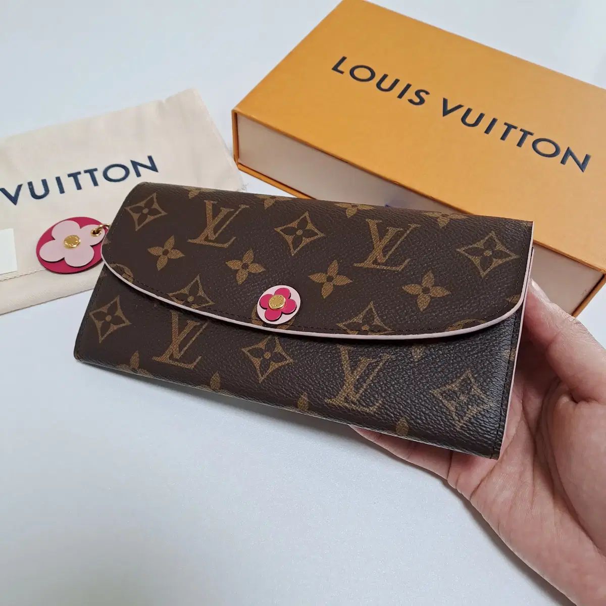 100%/正規品 Louis Vuitton ルイヴィトン エミリー フラワー ピンク 長財布