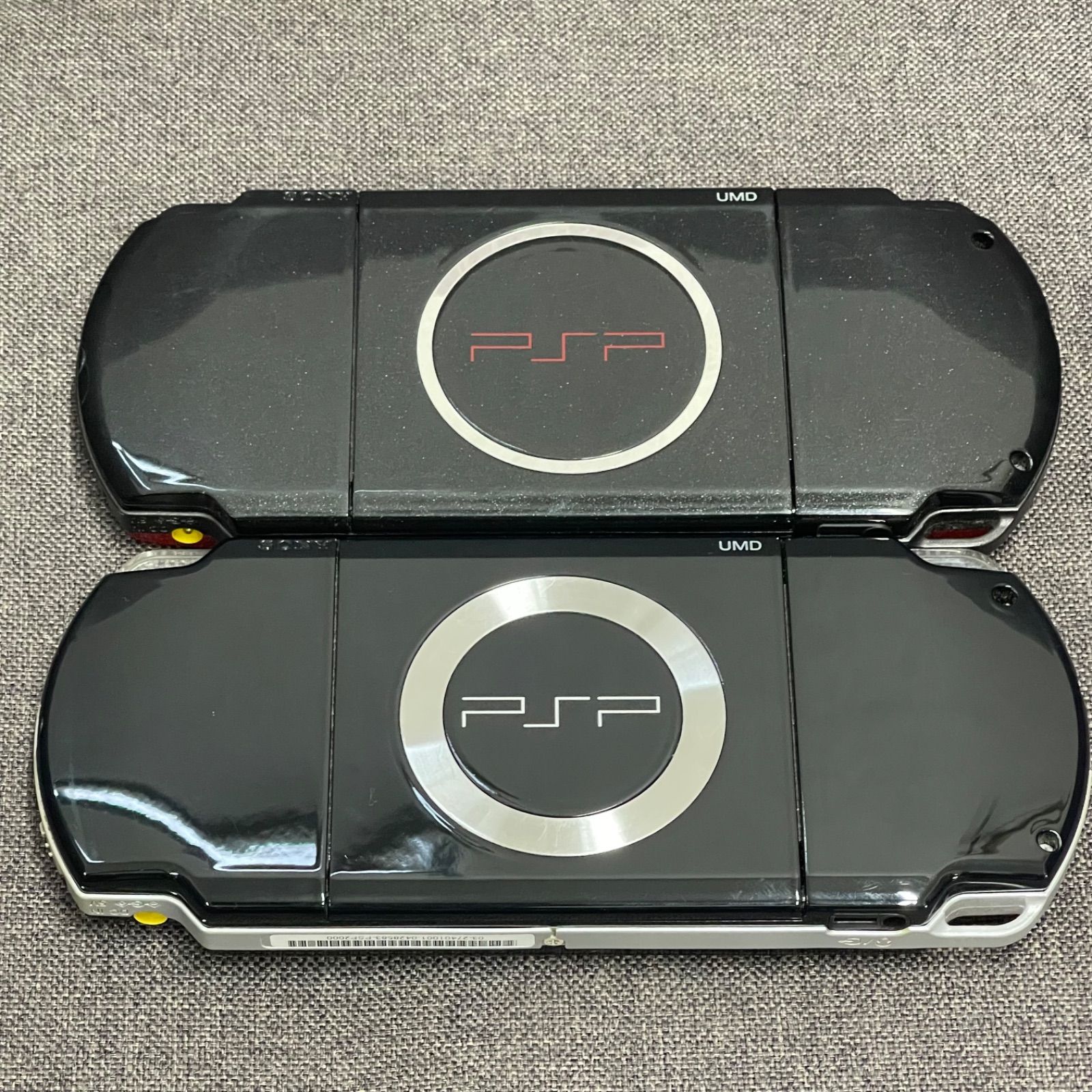プレイステーションポータブル　PSP　2台　使えますがケーブル繋いだままじゃないと使えないのでジャンク扱いでお願いします。値引きはしませんが配送代金無料にします！ NPA】ジャンク SONY PlayStation Portable PSP 2台 まとめ - メルカリ