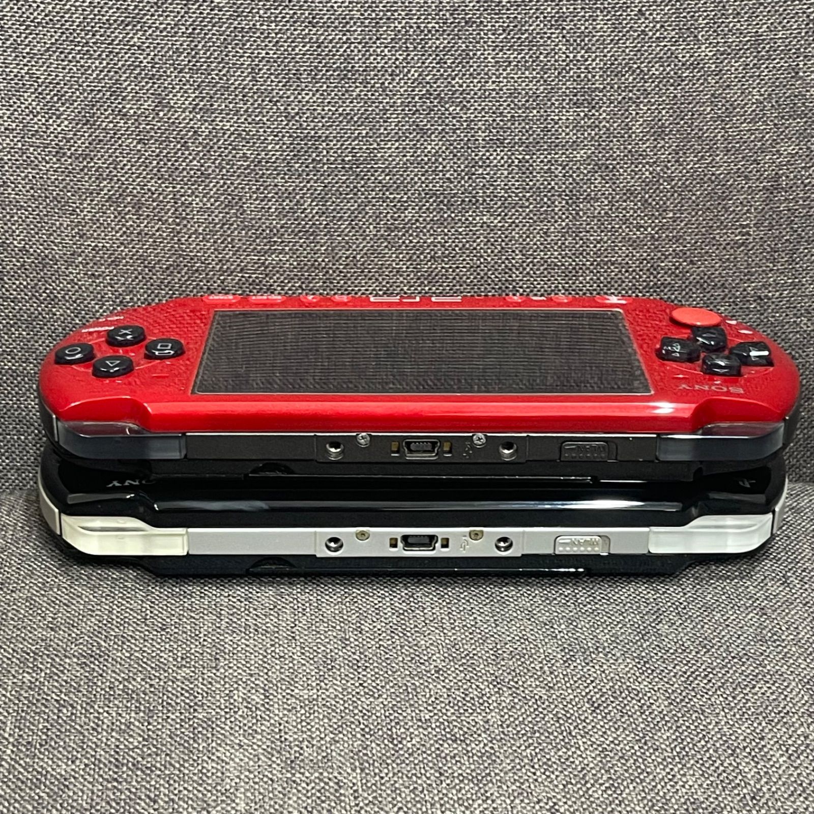 プレイステーションポータブル　PSP　2台　使えますがケーブル繋いだままじゃないと使えないのでジャンク扱いでお願いします。値引きはしませんが配送代金無料にします！ NPA】ジャンク SONY PlayStation Portable PSP 2台 まとめ - メルカリ