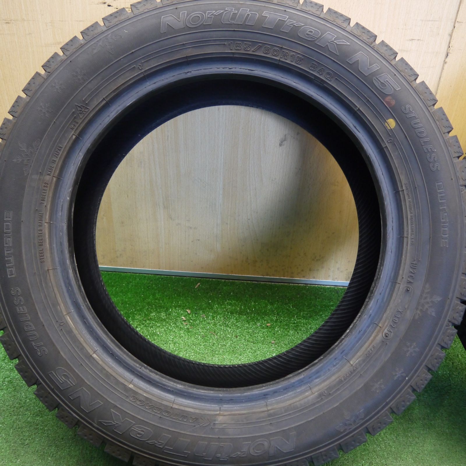 バリ溝！24年！9.5分以上☆スタッドレス 185/60R15 オートバックス