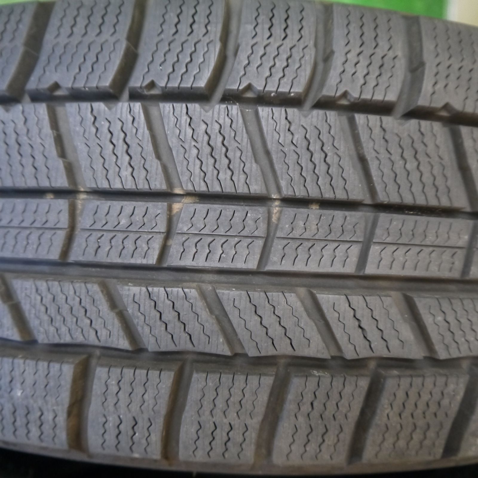 売約済＊15インチ　スタッドレスタイヤ　バリ溝 バリ溝！24年！9.5分以上☆スタッドレス 185/60R15 オートバックス