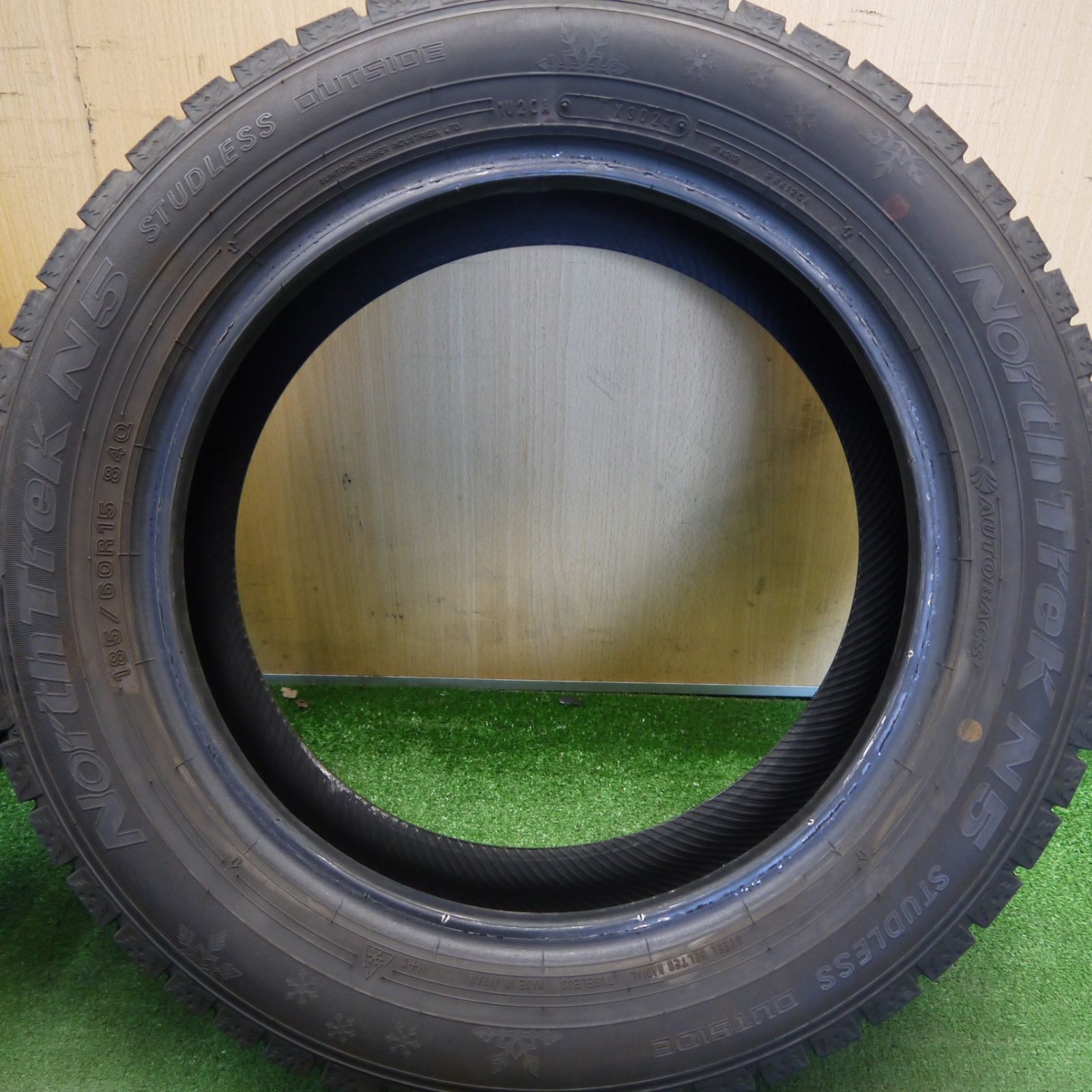 バリ溝!24年!9.5分以上☆スタッドレス 185/60R15 オートバックス バリ溝!24年!9.5分以上☆スタッドレス 185/60R15 オートバックス