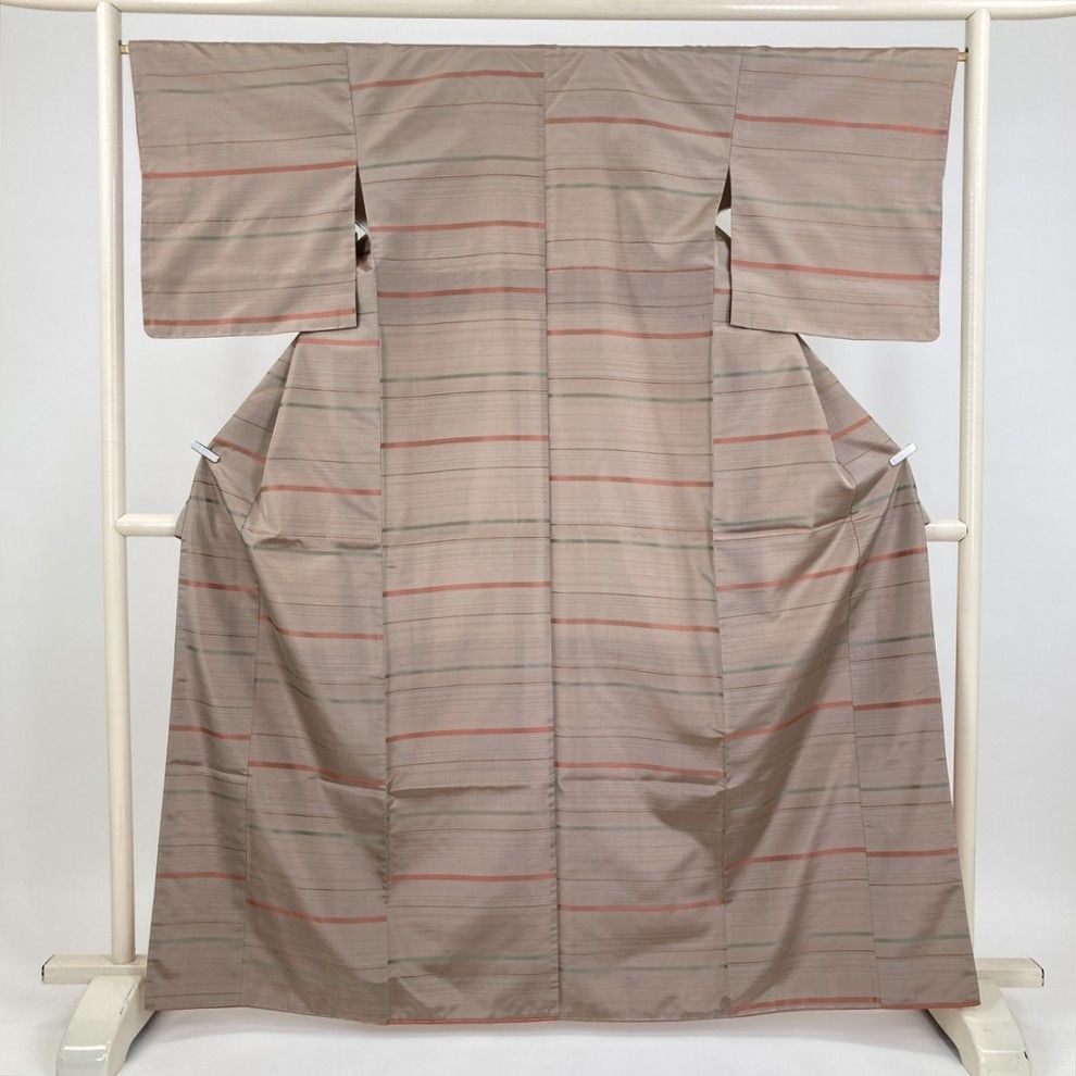 たんす屋 TANSU-YA 着物 リユース着物 紬 薄茶 ベージュ カジュアル 横縞 袷 絹 洗い済 【身丈】158cm【裄丈】66cm 7650004263333