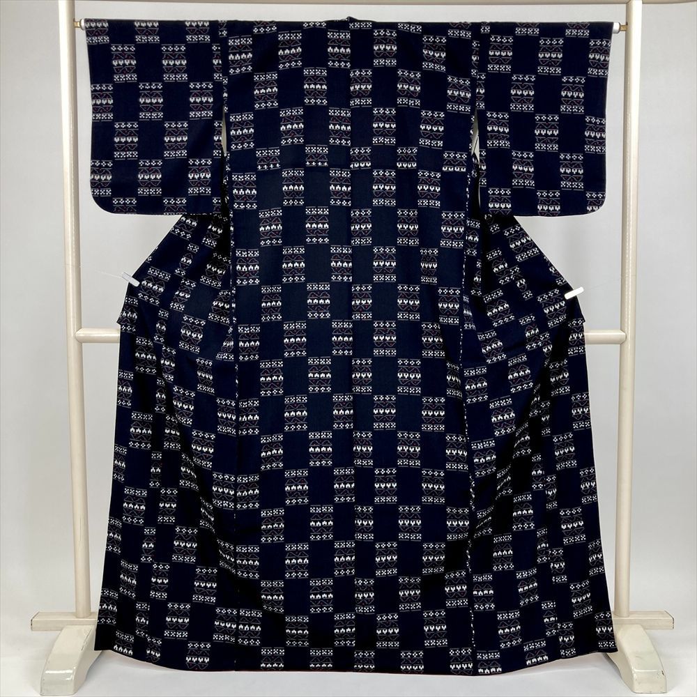 たんす屋 TANSU-YA 着物 リユース着物 紬 濃紺 カジュアル 幾何学 袷 絹 洗い済 【身丈】162cm【裄丈】64.5cm 7650004263326