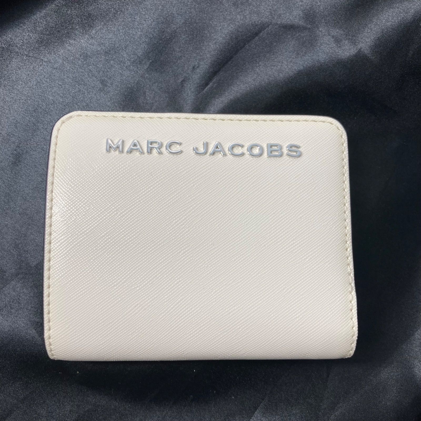 <美品> マークジェイコブス　MARC JACOBS 二つ折り財布　ホワイト