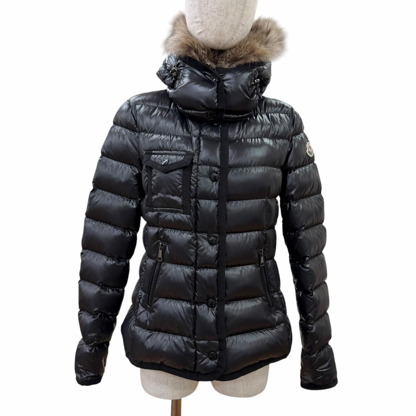 美品☆MONCLER モンクレール 20-21AW ARMOISE ロゴワッペン ファー・フード付 ダウンジャケット ブラック 2 正規品 レディース ガーメント・ハンガー付き