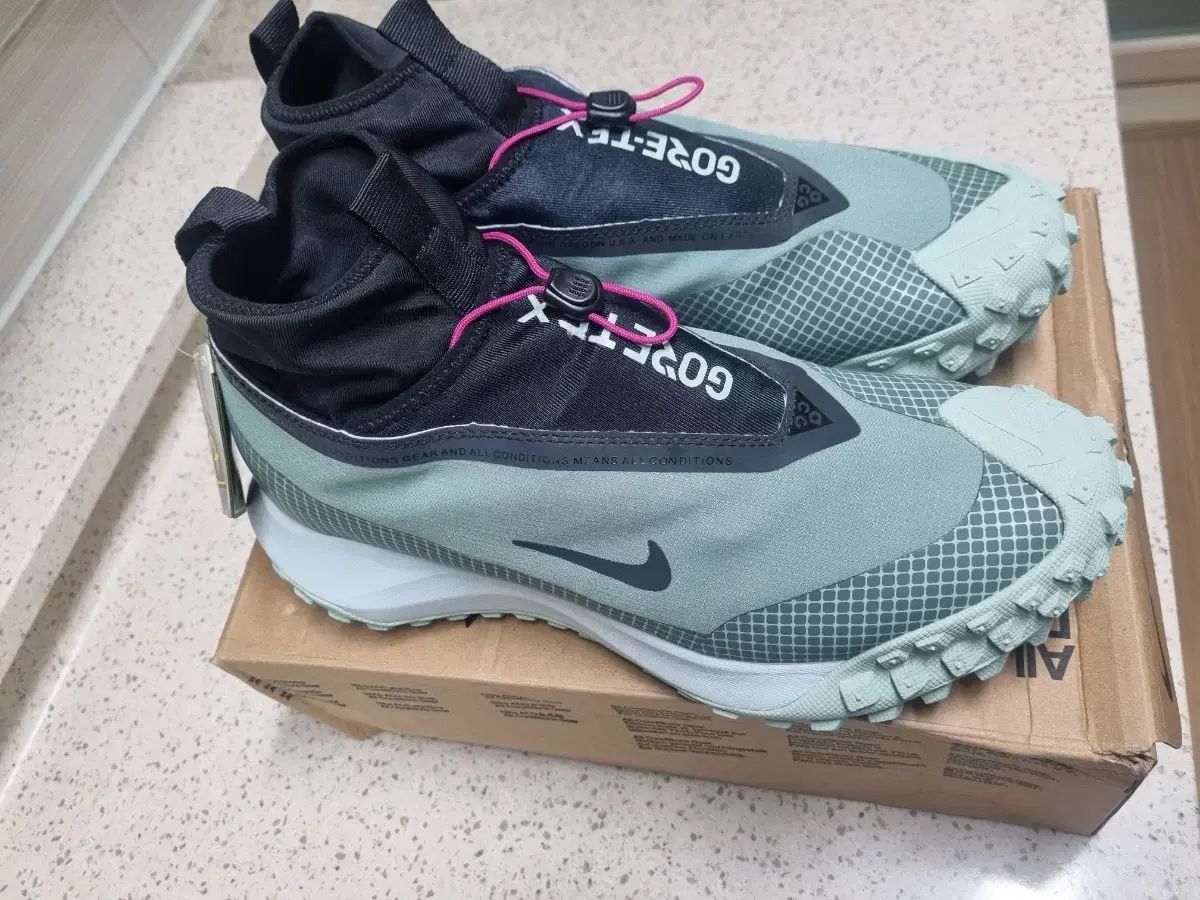 ナイキ ACG マウンテン フライ ゴアテックス スニーカー
