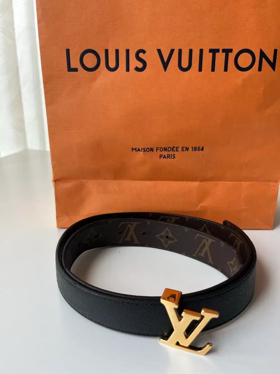 ルイヴィトン LV イニシャル ベルト ブラック モノグラム 34,027円