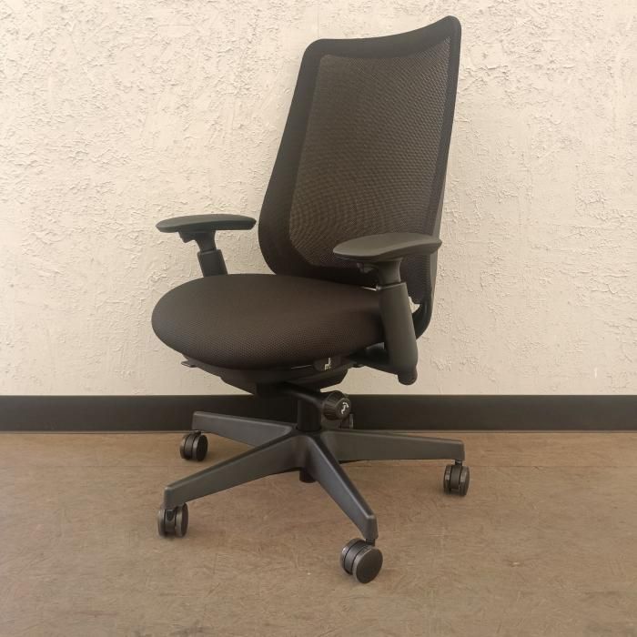 オカムラ ポータム オフィスチェア 肘あり CF81XR-FKA1 2026年製 ブラック ブラック 可動肘 背メッシュ デスクチェア チェア イス 椅子 中古