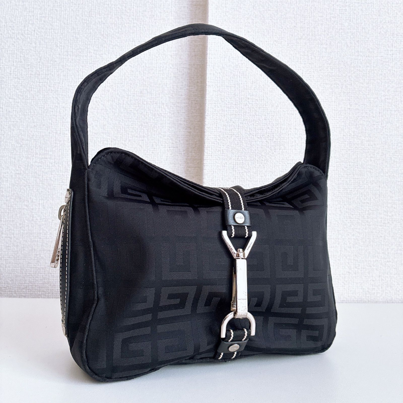 GIVENCHY ジバンシー 4Gロゴ総柄 ワンショルダーバッグ ハンドバッグ 大人気ブラックカラー×ハーフムーン風デザイン シルバー金具 上部刺繍ロゴ
