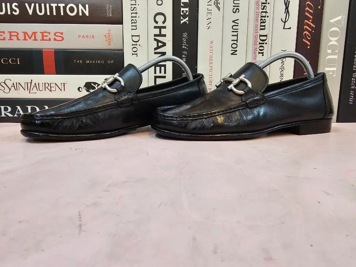 赤字超特価，豊富な FERRAGAMO フェラガモ メンズ ローファー 靴 255
