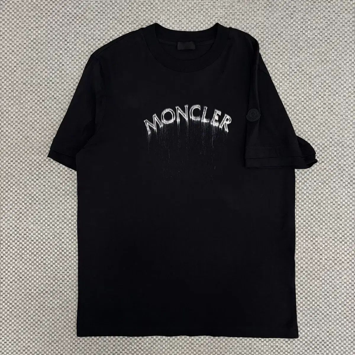 L モンクレール ブラックワッペン 半袖Tシャツ