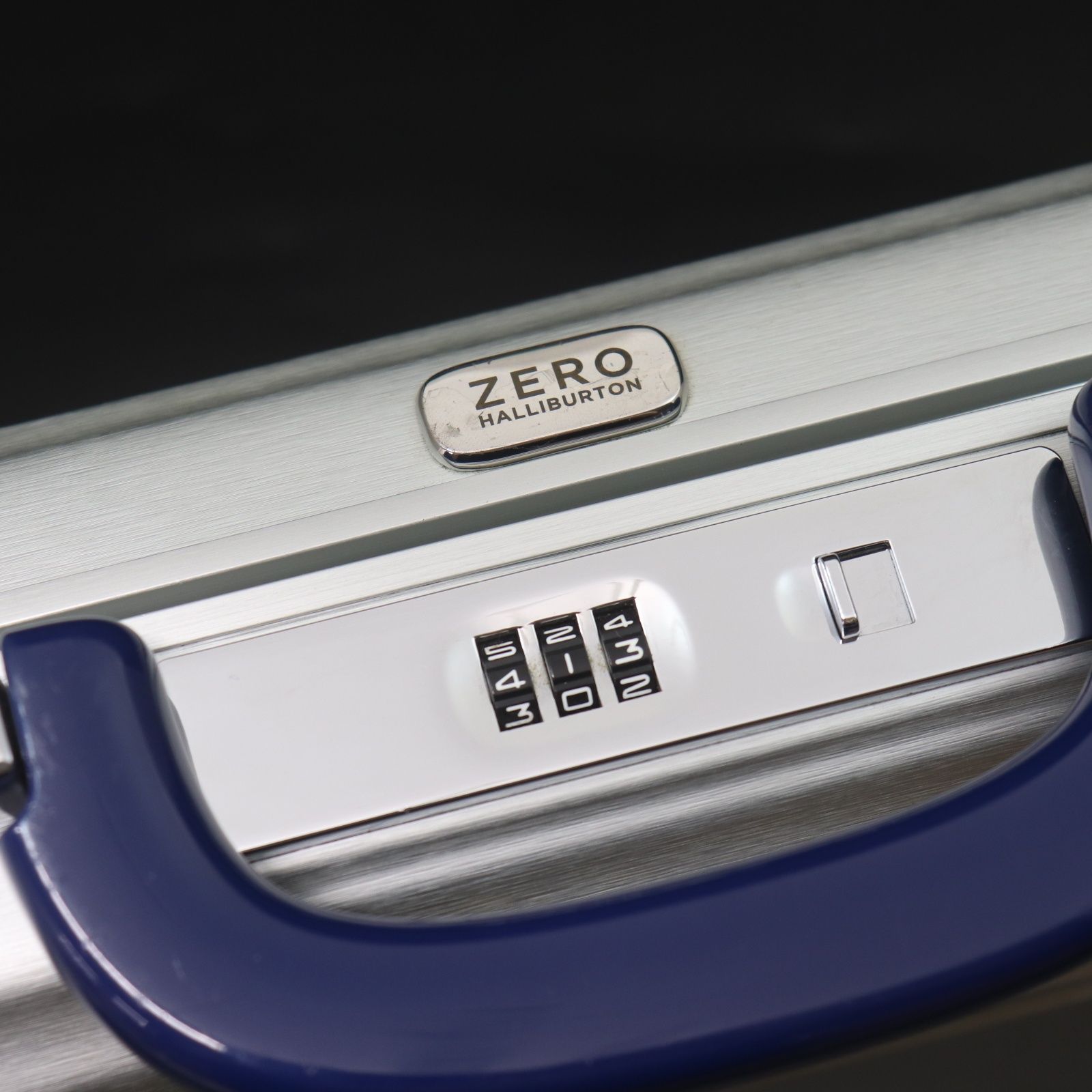 ITOUGLOM45KS ZERO HALLIBURTON ゼロハリバートン パシュート 94211 