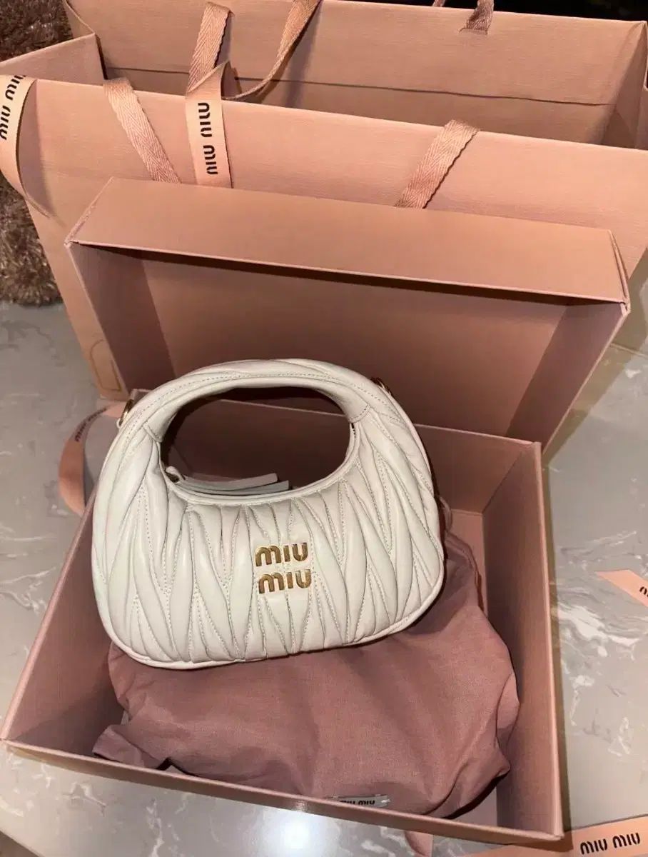 MIUMIU白 バッグ スタイリッシュな状態でお譲りします