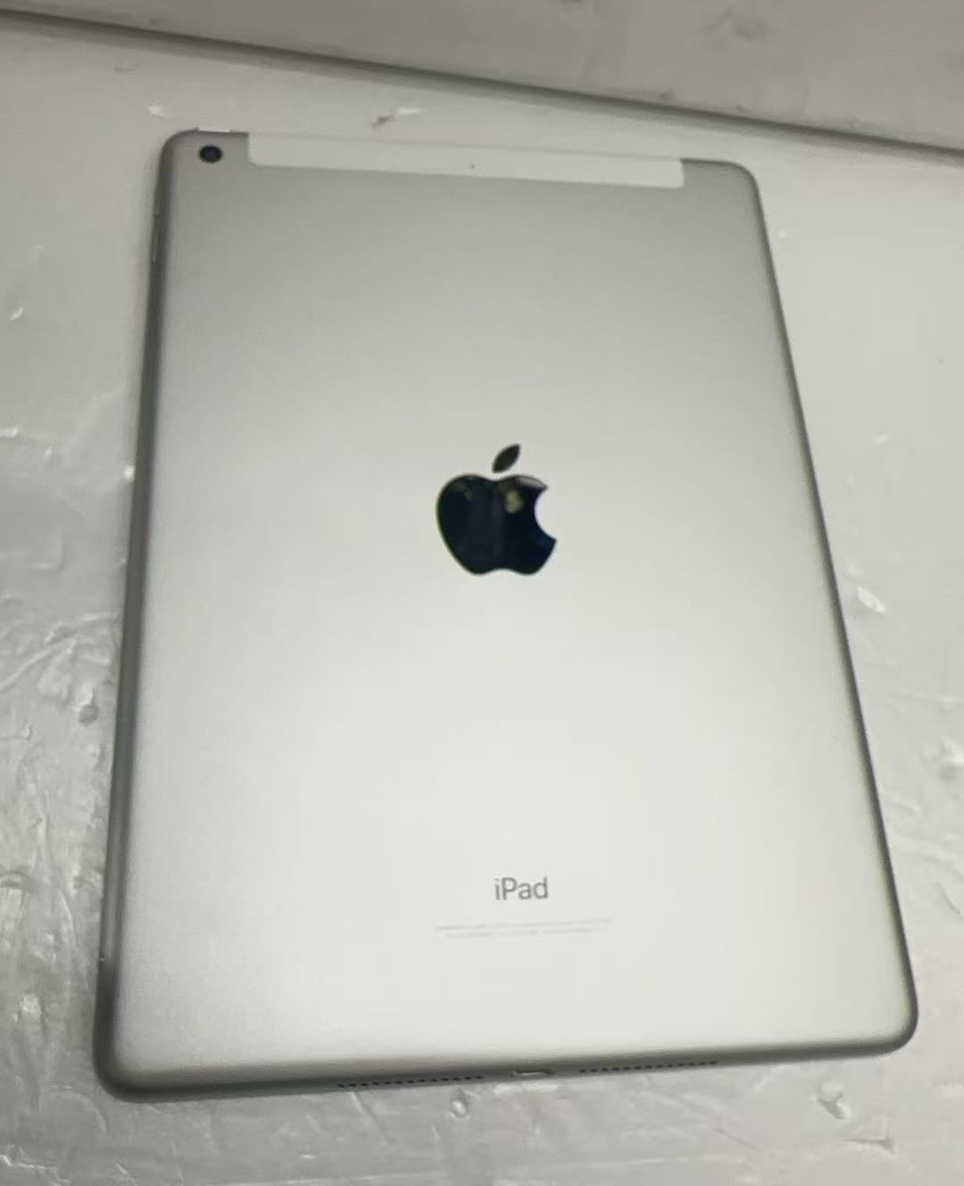 iPad（第6世代）32GB Cellularモデル シルバー / SIMフリー ++924223