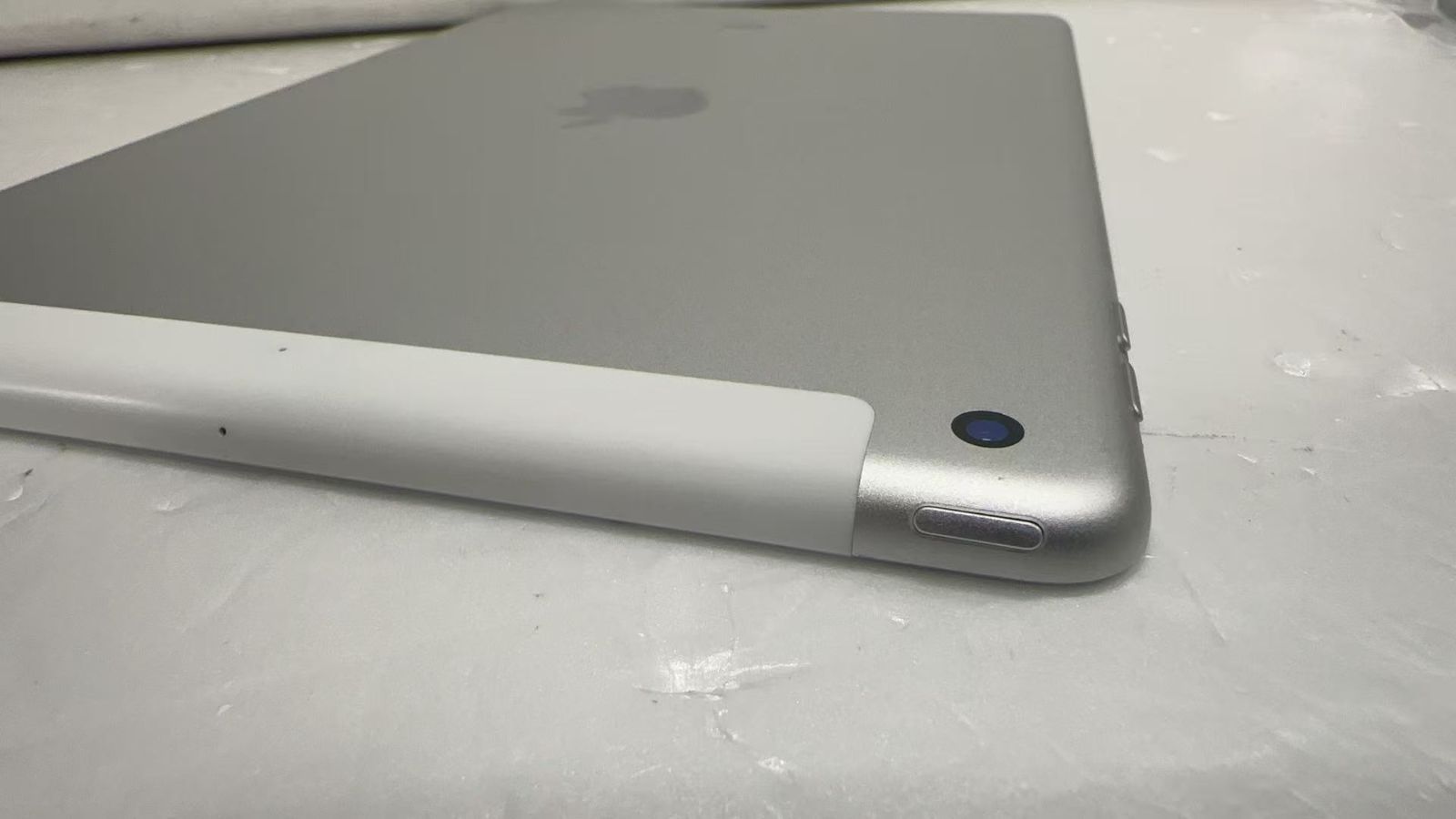 iPad（第6世代）32GB Cellularモデル シルバー / SIMフリー ++924223