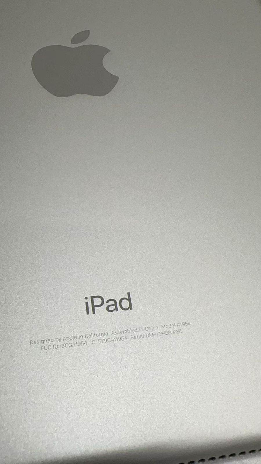 iPad（第6世代）32GB Cellularモデル シルバー / SIMフリー ++924223