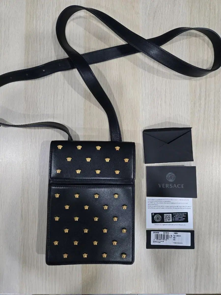 ヴェルサーチェ メドゥーサ スタッズ ブラック ミニバッグ