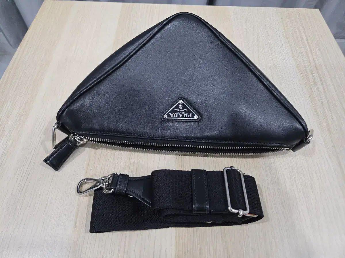 プラダ PRADA 三角(さんかく)バッグ ブラック 黒(くろ) ショルダーストラップ