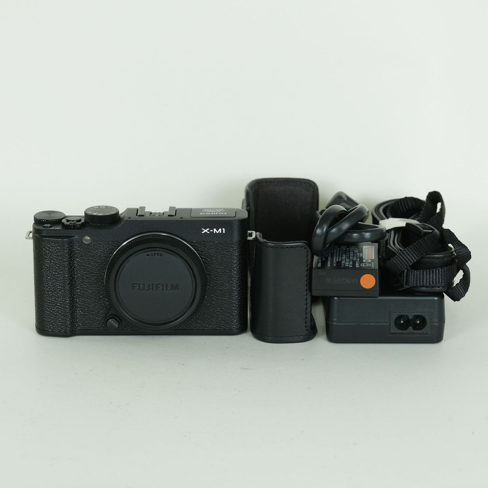 [良品 | レザーケース付] FUJIFILM X-M1 ボディ ブラック | 富士フイルムXマウント
