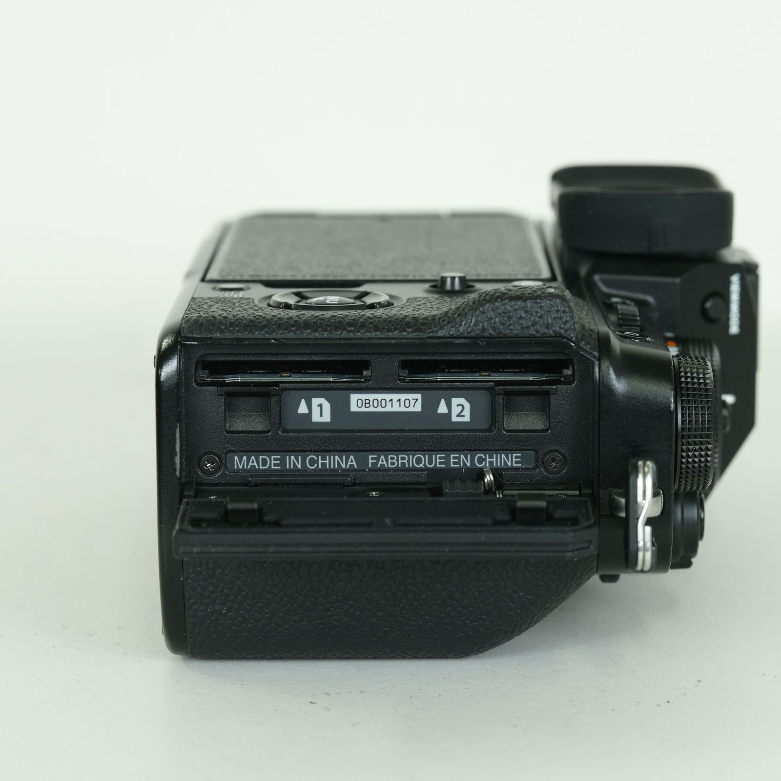 【シャッター回数100回程度 ほぼ新品】FUJIFILM X-T4 本体 良品 | シャッター数2,540回｜バッテリー2個付] FUJIFILM X-T4 [ボディ