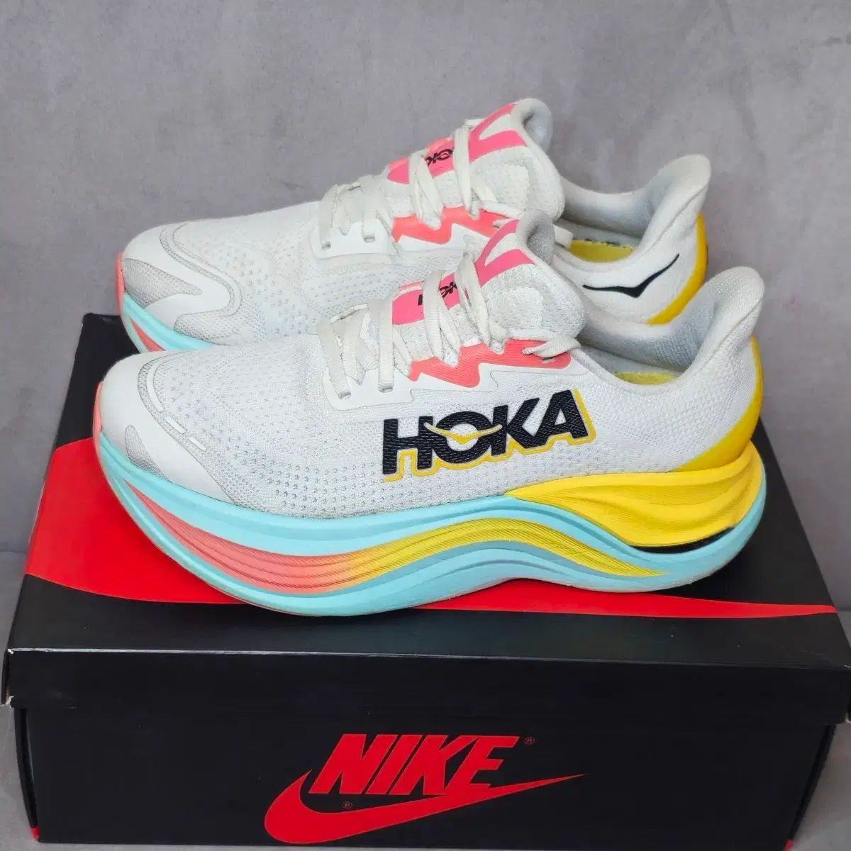 HOKA ONE ONE スカイウォード X ロートップ ランニングシューズ (245)