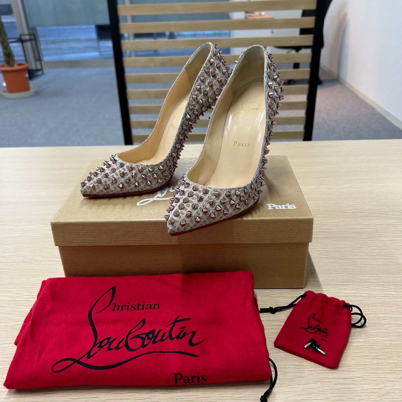 Christian Louboutin スタッズハイヒール ゴールド 37 - メルカリ
