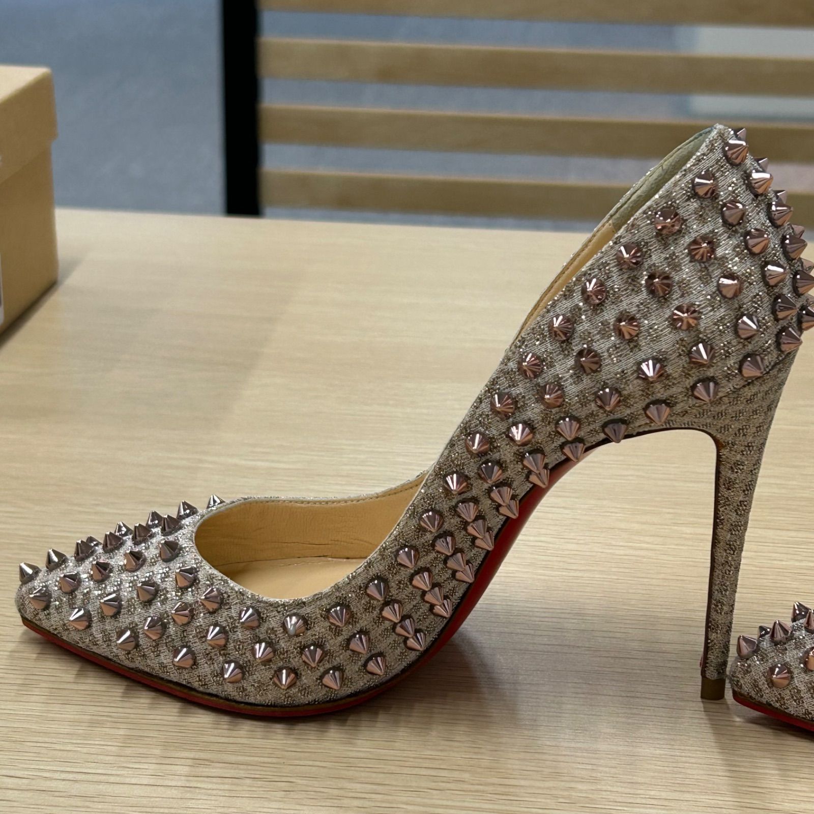 Christian Louboutin スタッズハイヒール ゴールド 37 - メルカリ