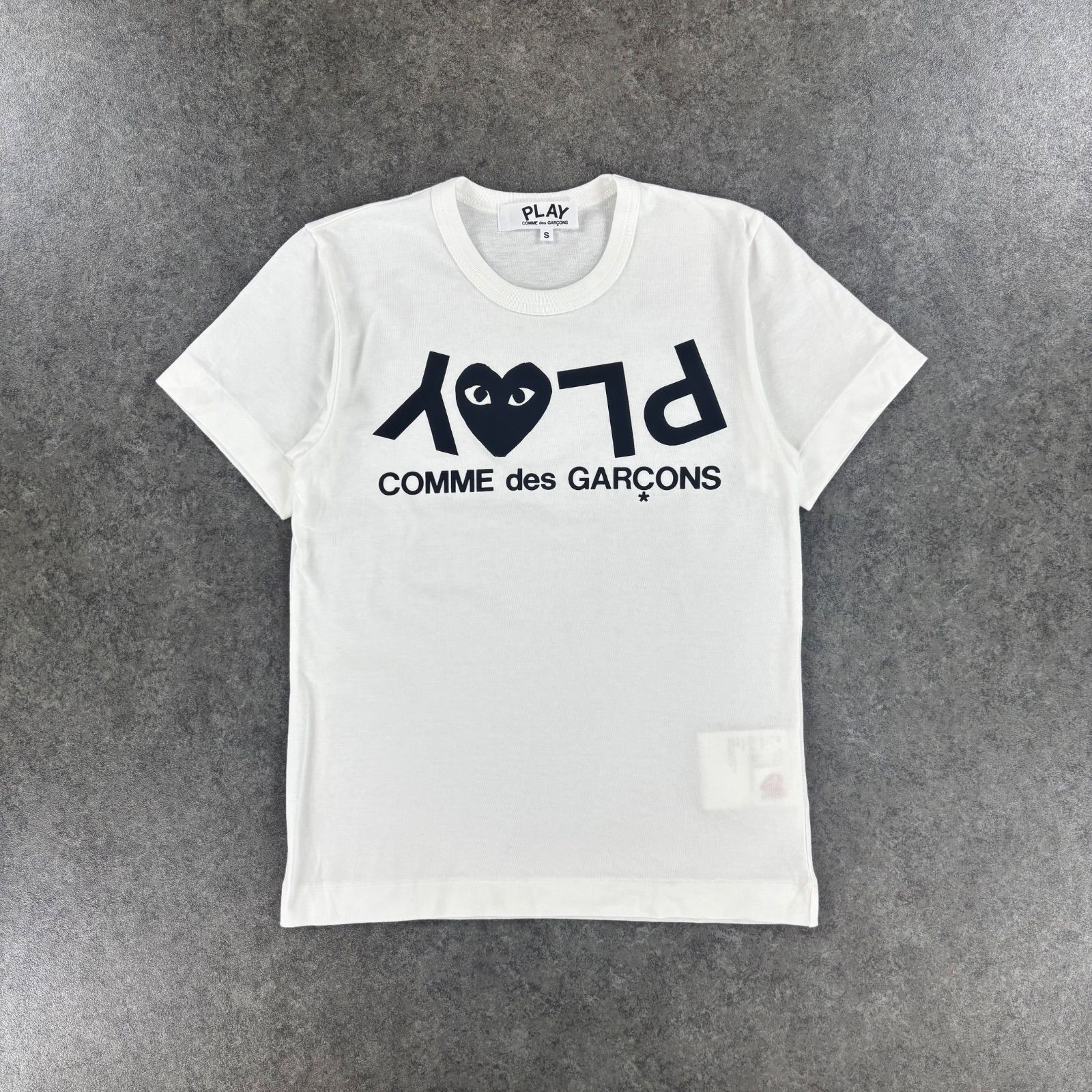 PLAY COMME des GARCONS プレイ コムデギャルソン 半袖 Tシャツ 反転ロゴ 黒ハート AD2022 ホワイト レディース AZ-T067