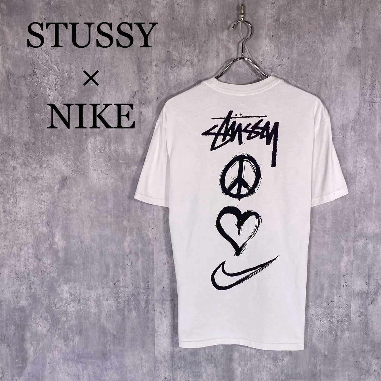 『STUSSY × NIKE』ステューシー × ナイキ (S) ピースラブスウォッシュロゴ Tシャツ