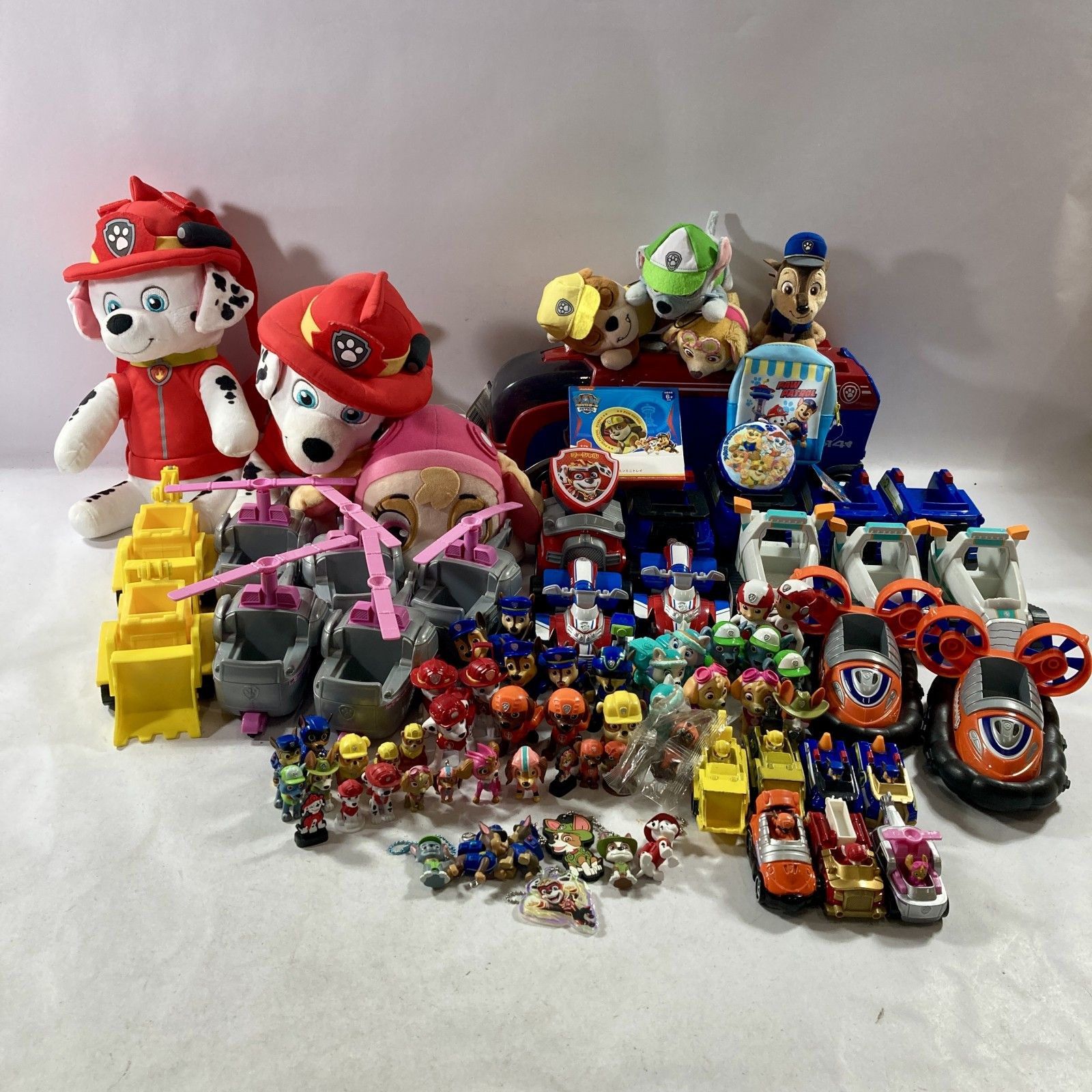 ★ パウパトロール グッズ まとめ商品 ぬいぐるみ マスコット 乗り物 雑貨 リュック ミニカー マーシャル スカイ ラブル 現状品 5.3kg