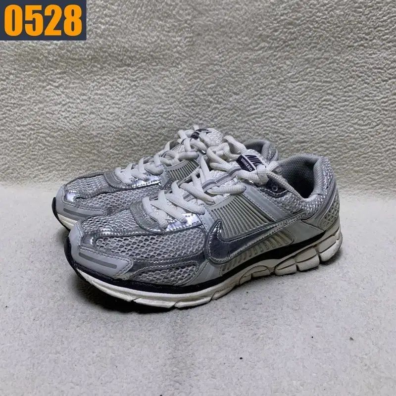 285 NIKE ナイキ ズーム ボメロ5 オール シルバー スニーカー