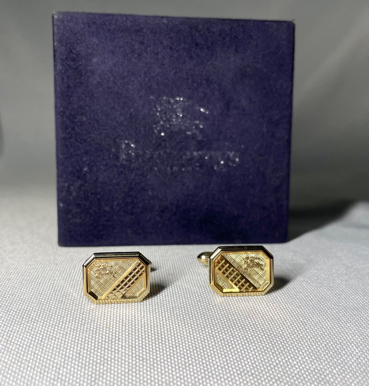 美品 希少 BURBERRY バーバリー エクエストリアンナイト 騎士デザイン ゴールドメタリック カフス カフリンクス ボタン ケース有 10,950円