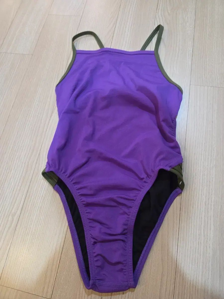 ジェイド・ジャンビア 水着