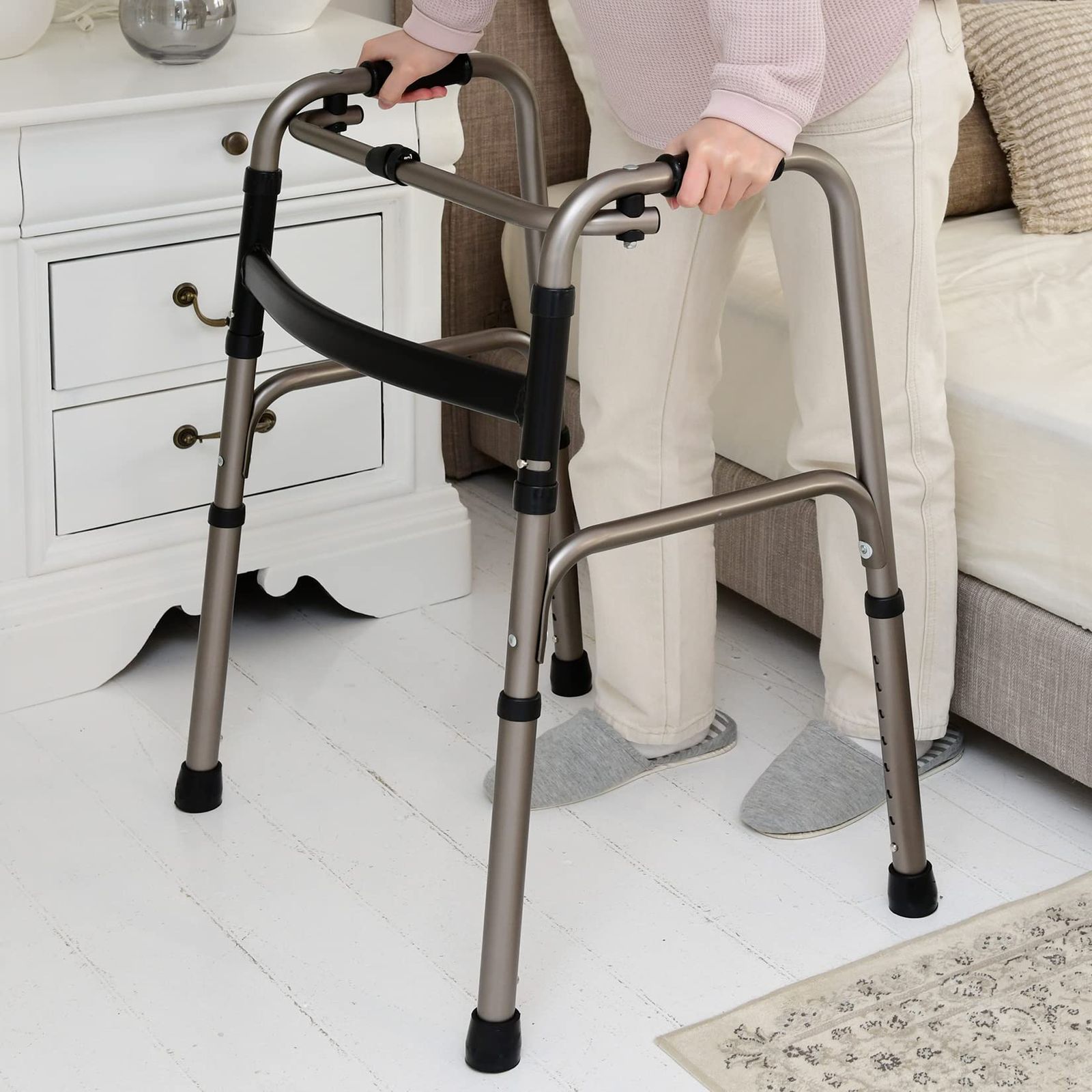 特価商品 山善(YAMAZEN) 歩行器 立ち上がり補助 【完成品】 固定式歩行器 8段階高さ調節 折りたたみ 軽量 室内 杖 手すり 高齢者 ガンメタリック KFW-16(GM)