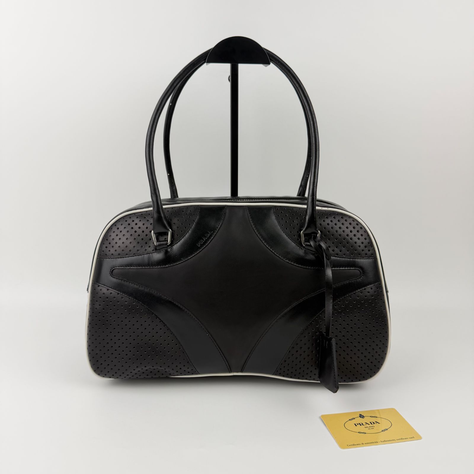 【中古】PRADA プラダ ハンドバッグ ショルダーバッグ ボストンバッグ パンチングレザー レザー ブラック 金具シルバー ヴィンテージ レディース HIBUOCHI VINTAGE hboc260526a03