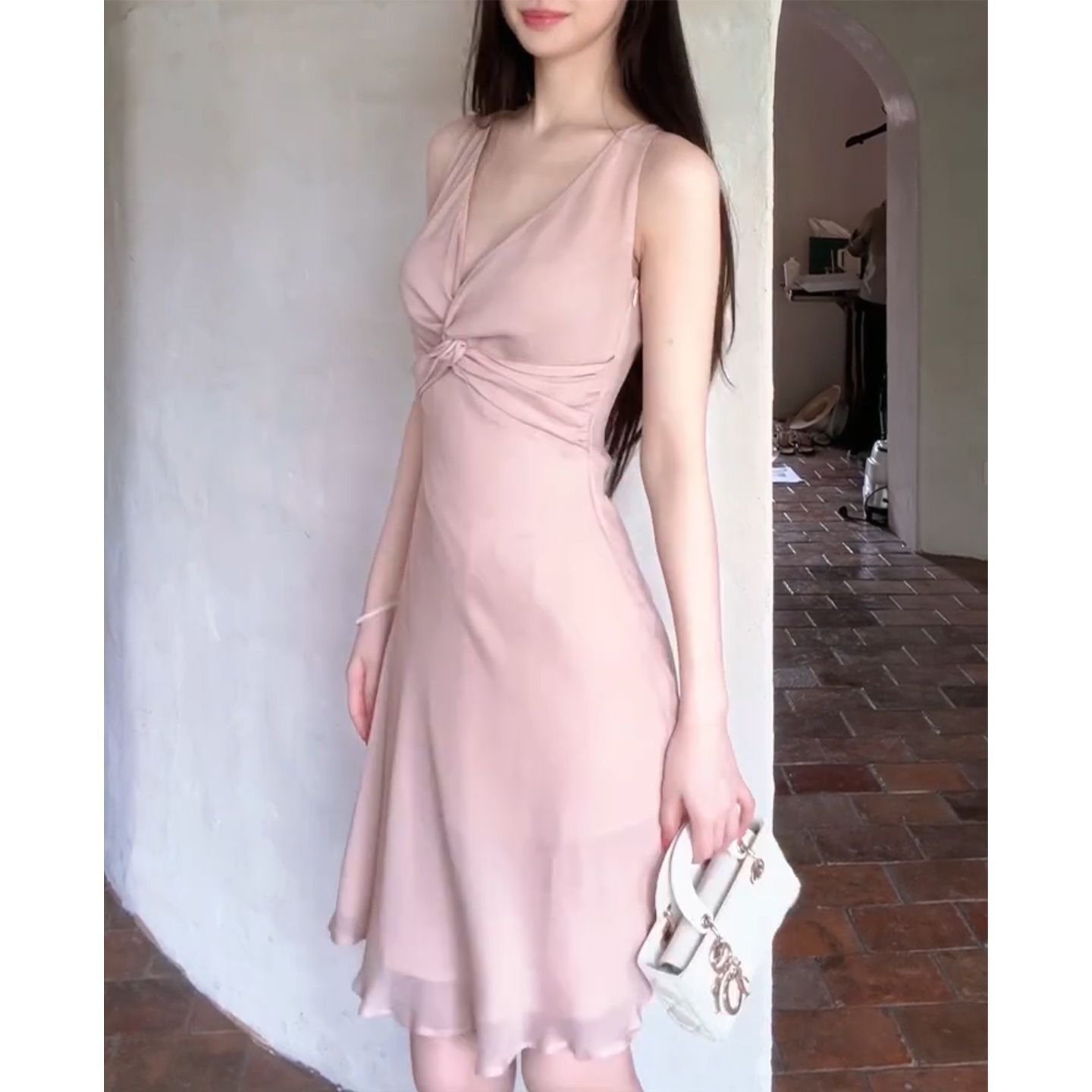 PRADA ピンク ノースリーブ ミニワンピース miu valentino 2026夏新作 セクシー ピュア ピンク Vネック ノースリーブ ワンピース