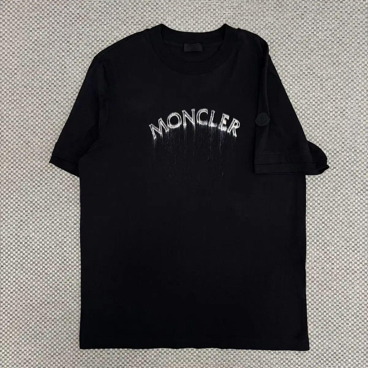 L モンクレール ブラックワッペン 半袖Tシャツ