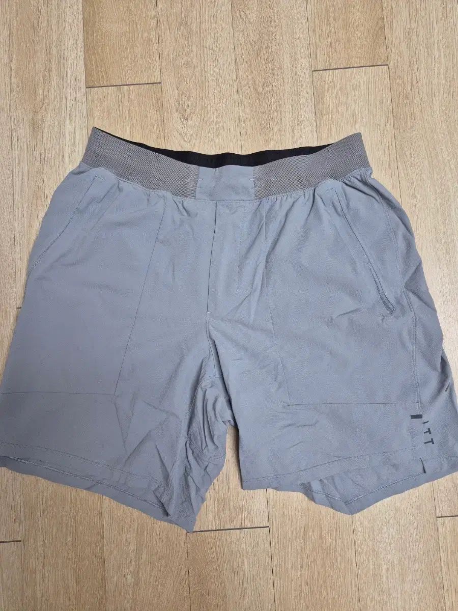 lululemon ルルレモン ライセンスIN 黒鉄のミステリートレイン ショーツ M