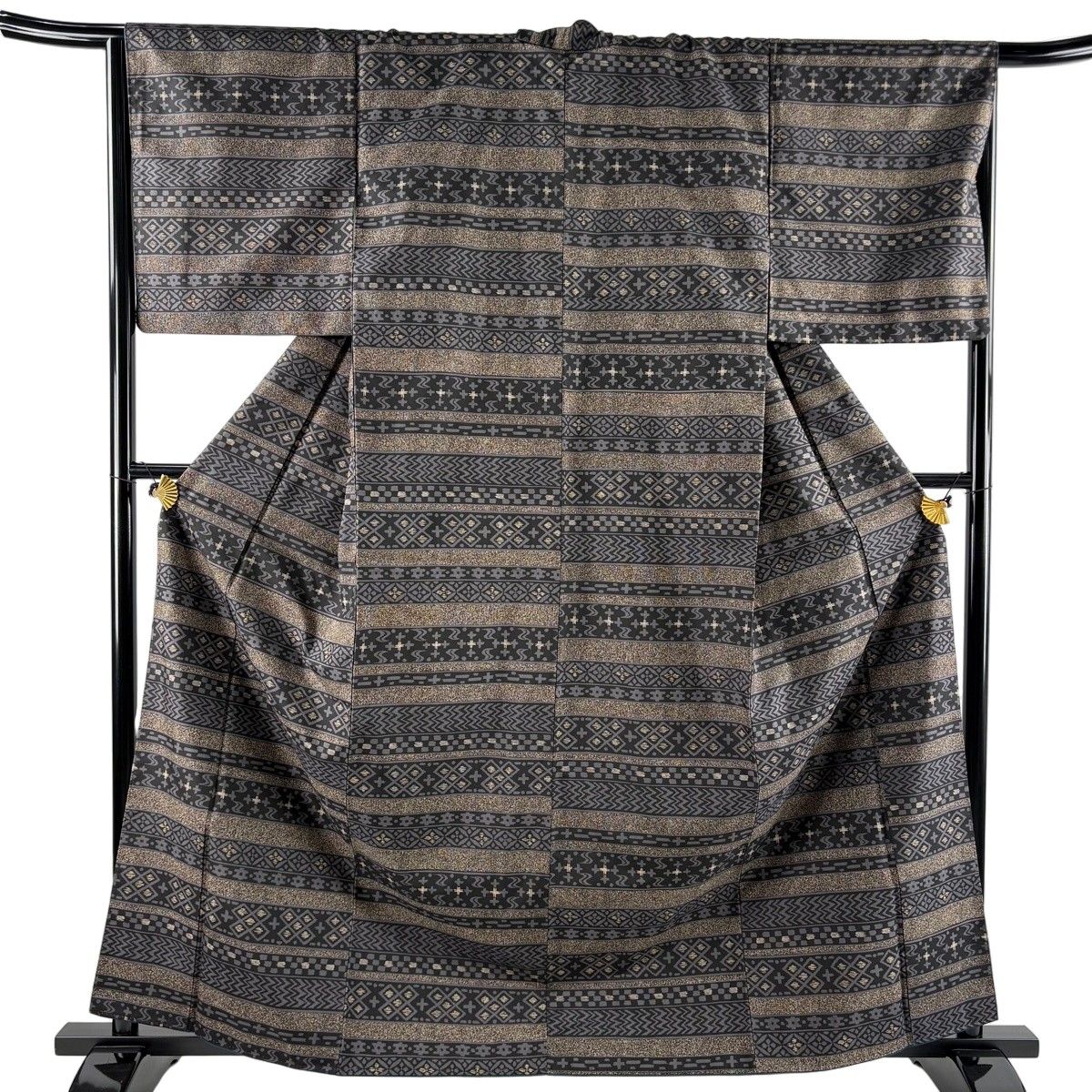 【美品】 小紋 身丈163.5cm 裄丈66cm M 袷 紬地 横段 七宝 墨色 正絹 名品 【中古】