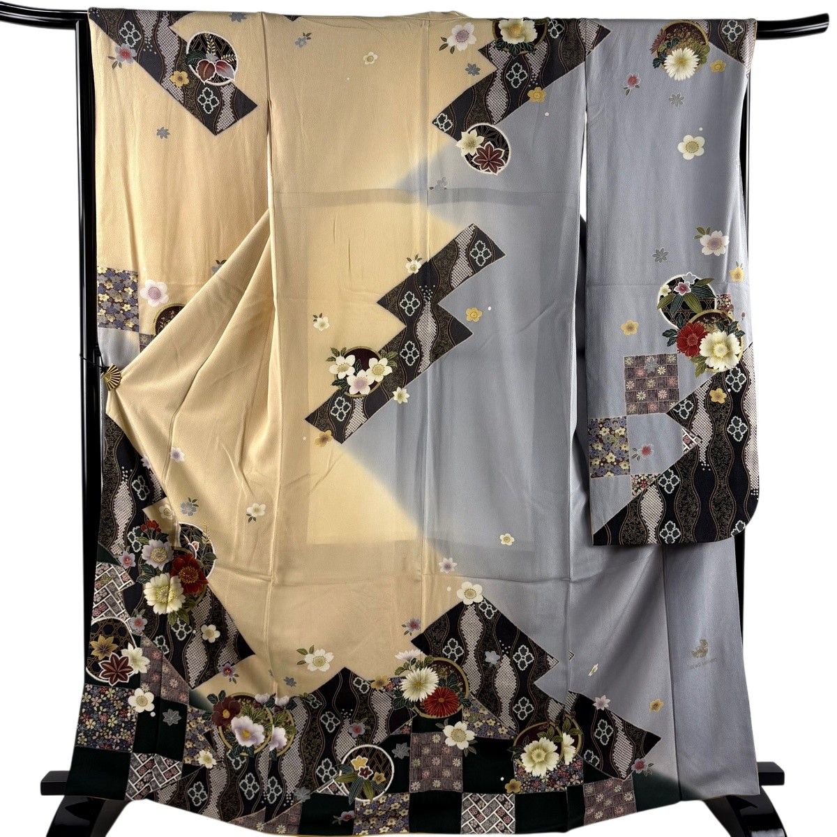 振袖 身丈166.5cm 裄丈66cm M 袷 落款 草花 立涌 金糸 ぼかし ベージュ 正絹 名品 【中古】