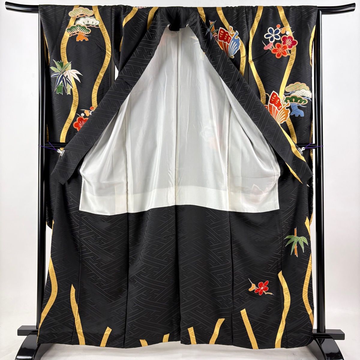 刺繍　金彩　振袖　身丈161　裄67　松竹梅　黒地　正絹　着物　022b p 振袖 身丈162cm 裄丈66cm M 袷 鳥 松竹梅 刺繍 金彩 黒 正絹 秀品