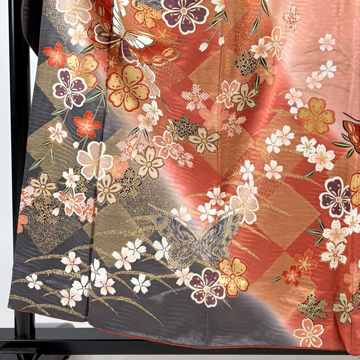 振袖 身丈156cm 裄丈65cm M 袷 蝶 桜 金糸 金彩 茜色 正絹 秀品 【中古