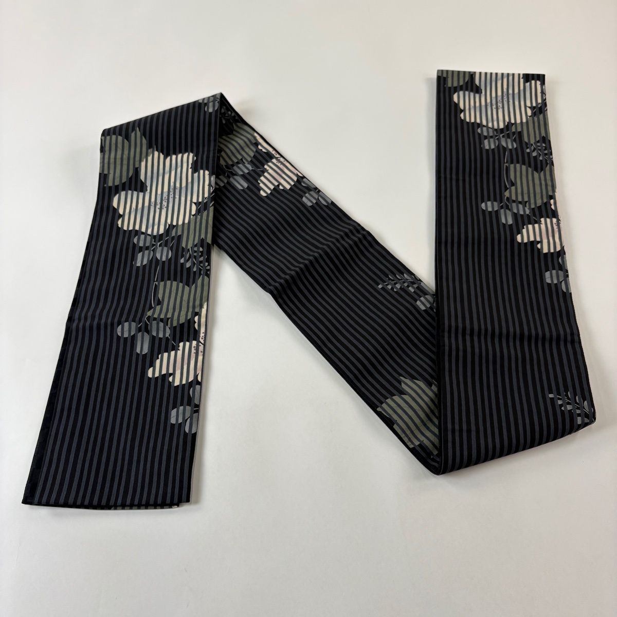 【美品】半幅帯 優品 草花 縞 黒 化繊 【中古】
