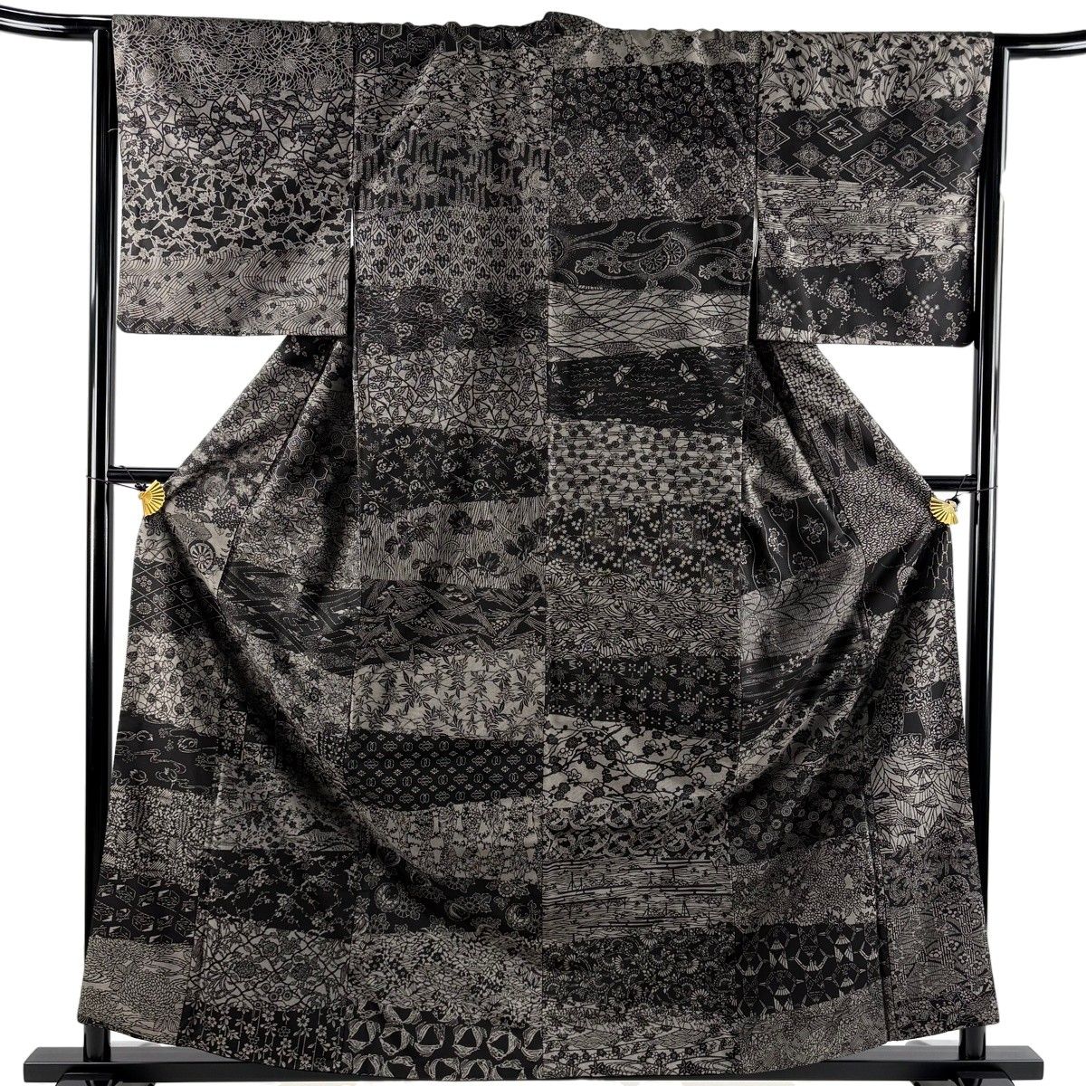 【美品】 紬 身丈160cm 裄丈65.5cm M 袷 寄せ柄 松竹梅 黒 正絹 名品 【中古】