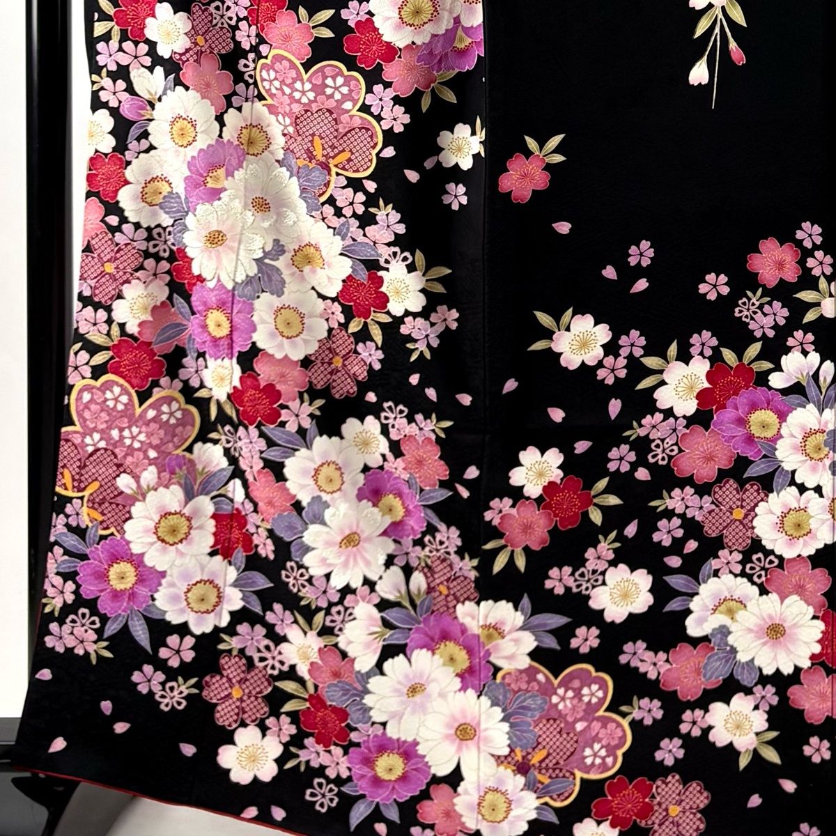 美品】 振袖 身丈165.5cm 裄丈67cm M 袷 草花 桜 刺繍 箔 黒 正絹 名品 
