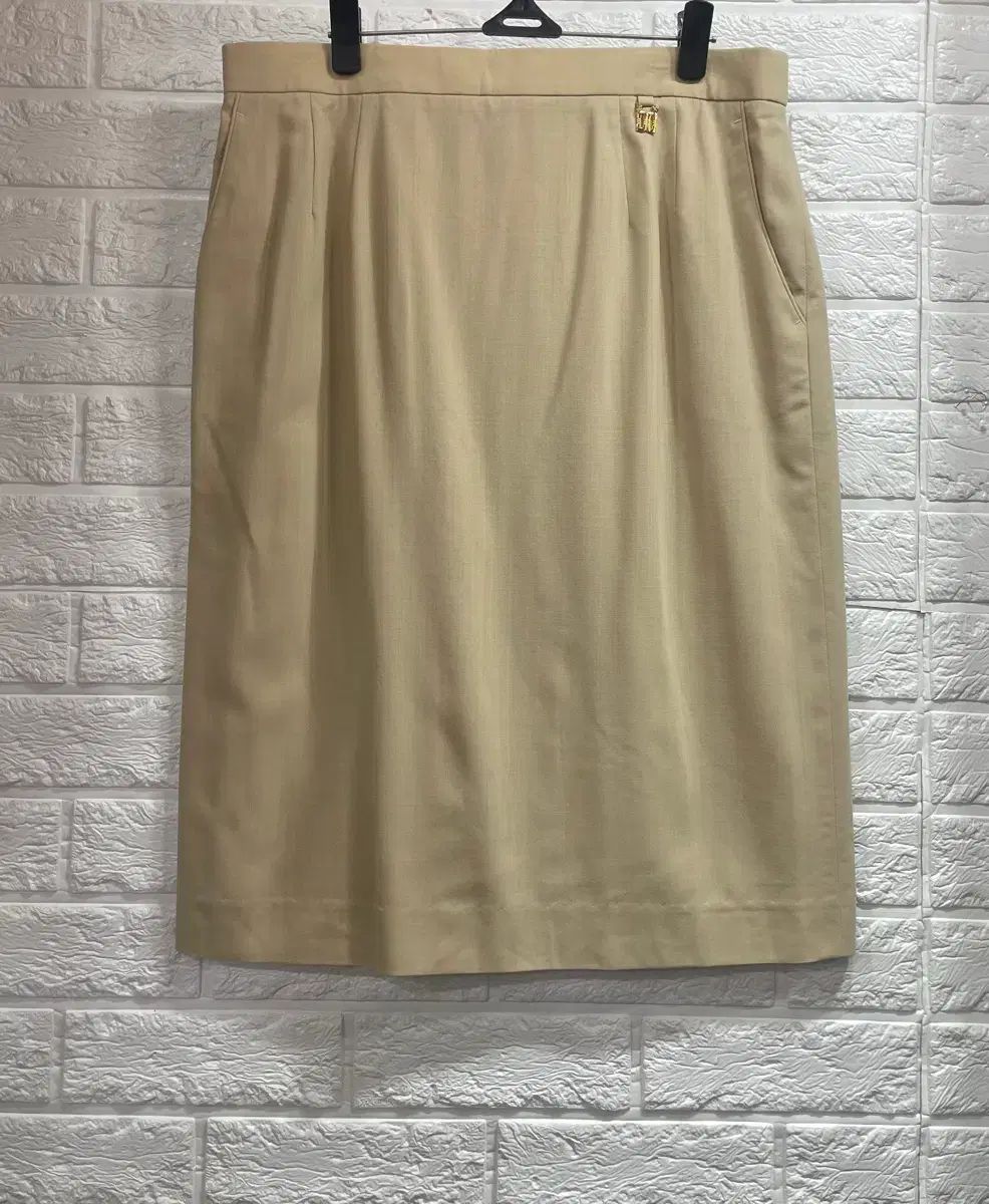 正規品 DAKS ダックス ベージュ スカート ミディ丈 ゲストルック オフィスルック 集まりルック ダックス スカート