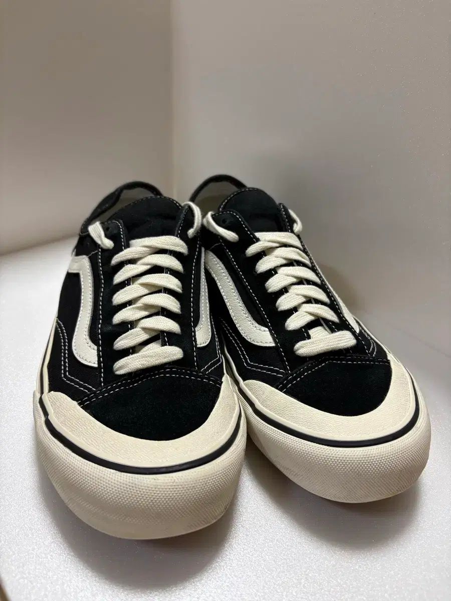 VANS スタイル36 デコン SF (ブラック：マシュマロ)