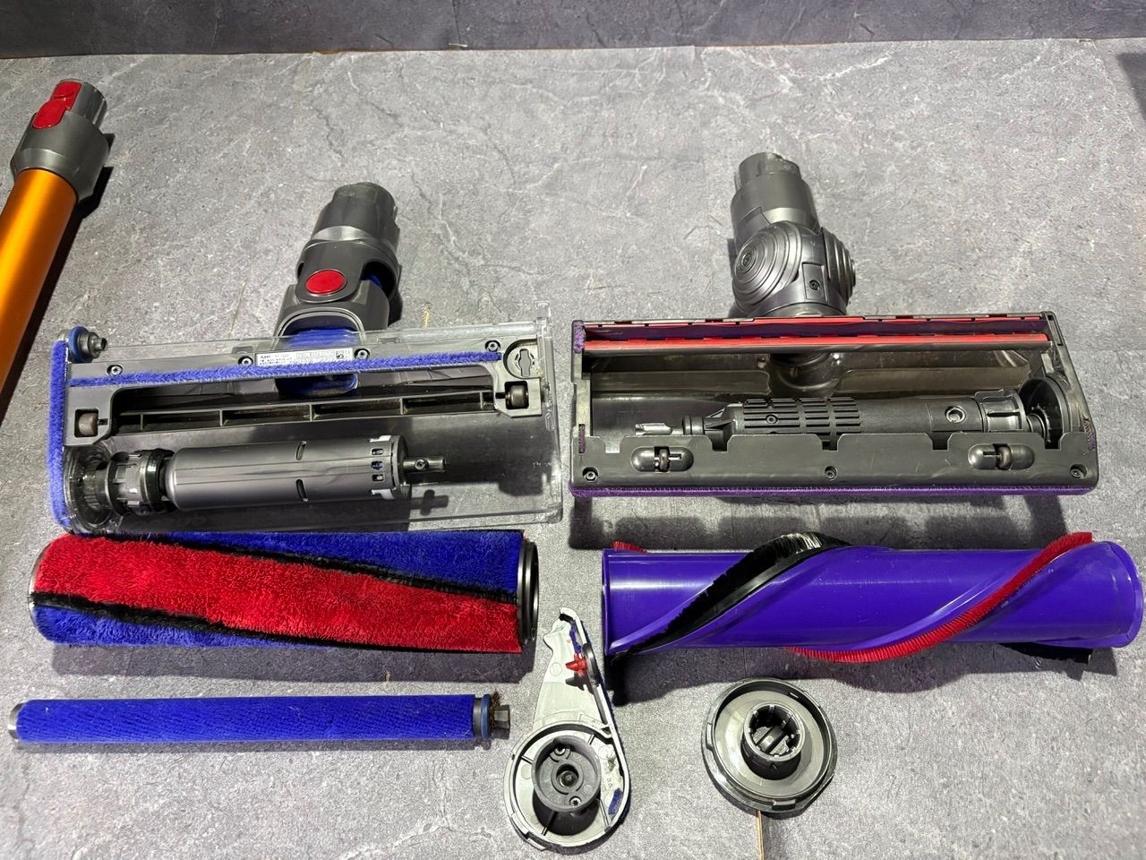 D285M260423 ⑧ダイソン　コードレスクリーナー　V10 SV12 現状品　簡易洗浄済み　アタッチメント多数