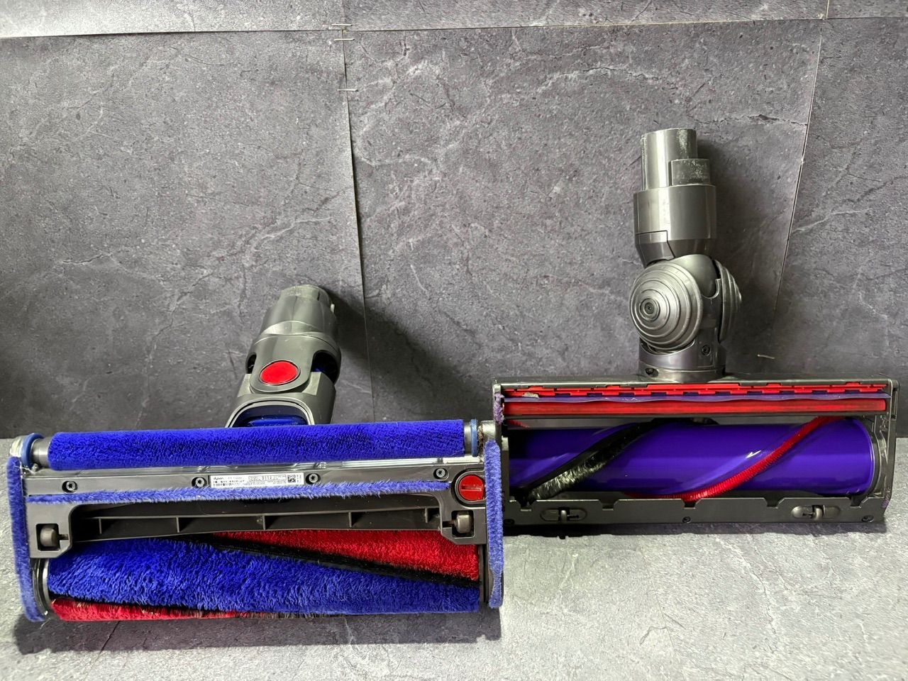 D285M260423 ⑧ダイソン　コードレスクリーナー　V10 SV12 現状品　簡易洗浄済み　アタッチメント多数